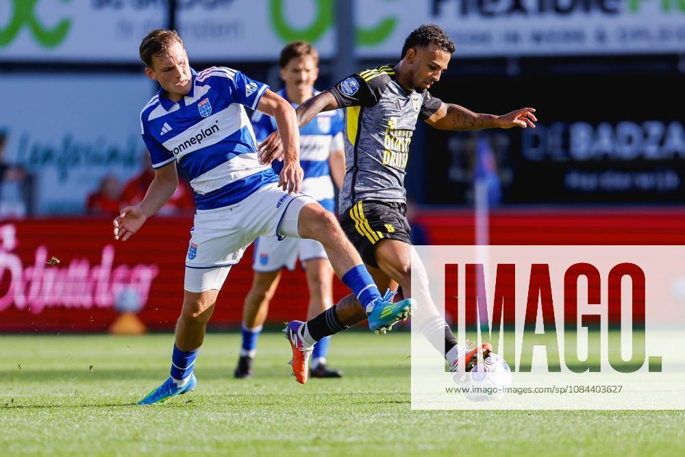 , MAC3park stadion , season 2026 2027 , Dutch Eredivisie football , match between PEC Zwolle and SC Cambuur , picture shows PEC Zwolle player Thijs Oosting, SC Cambuur player Nicky Souren PEC - Cambuur x208178210x