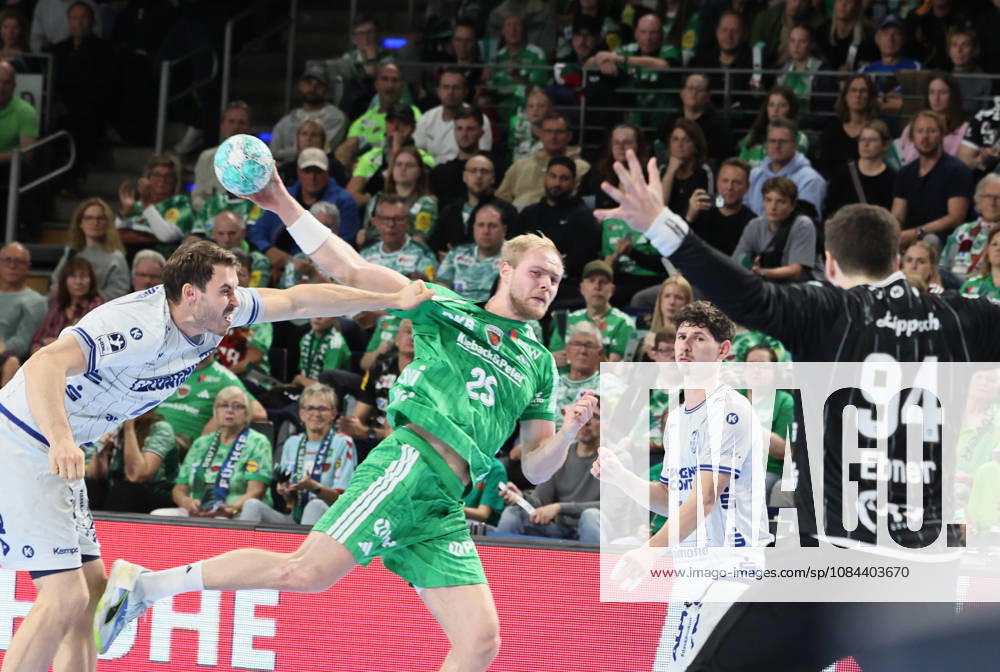 GER HBL 2026–2027 Season: Füchse Berlin vs. TBV Lemgo, October 11, 2026, MAX SCHMELING HALLE, Berlin, Matthes LANGHOFF of Füchse Berlin 25 breaks through on the left wing and scores against Domenico EBNER of TBV Lemgo Lippe 94