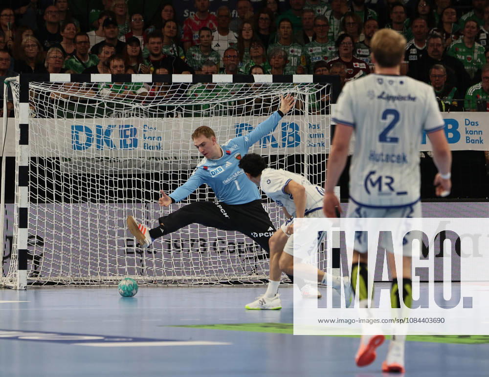 GER HBL 2026–2027 Season: Füchse Berlin vs. TBV Lemgo, October 11, 2026, MAX SCHMELING HALLE, Berlin; Lasse LUDWIG of Füchse Berlin 1 is unable to stop the penalty throw by Lukas HUTECEK of TBV Lemgo Lippe 2