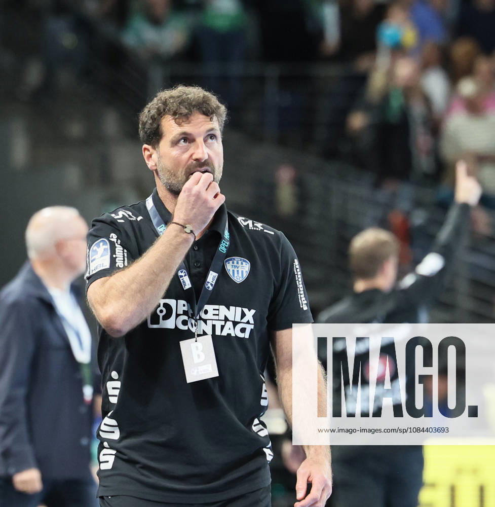 GER HBL Season 2026–2027: FÜCHSE Berlin vs. TBV Lemgo, October 11, 2026, MAX SCHMELING HALLE, Berlin; Florian KEHRMANN, coach of TBV Lemgo Lippe, looks skeptically at the scoreboard, standing on the sideline