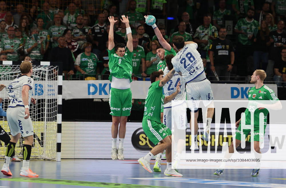 GER HBL Season 2026–2027 Füchse Berlin vs. TBV Lemgo, October 11, 2026, MAX SCHMELING HALLE, Berlin, Hendrik WAGNER of TBV Lemgo Lippe scores 28 with the last shot before halftime; Mijajlo MARSENIC of Füchse Berlin 93 blocks it with one hand—great defensive play