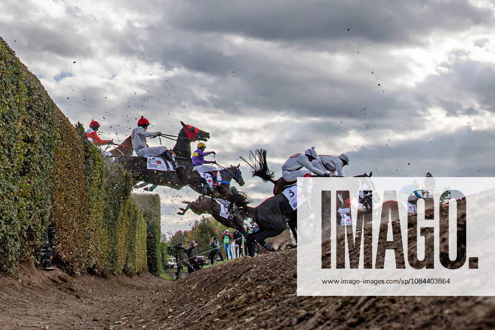 The 136th Grand Pardubice Steeplechase (6,900m), in Pardubice, Czech Republic, on October 11, 2026. The horses cross the Taxis Ditch. (CTKxPhoto DavidxTanecek) CTKPhotoP2026101105376 CTKPhotoP2026101105376