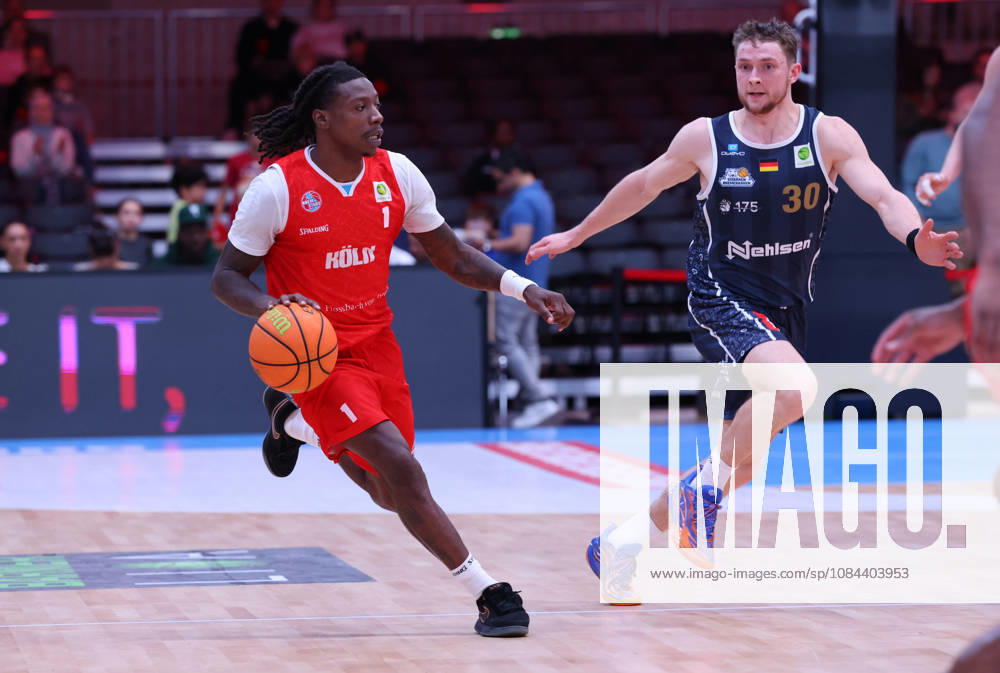 V l Antonio Williams, RheinStars Cologne 01; Vincent Friederici, Eisbären Bremerhaven 30 GER, RheinStars Cologne vs. Eisbären Bremerhaven, Basketball, ProA, Matchday 4, 2026–2027 Season, October 11, 2026 GER, RheinStars Cologne vs. Eisbären Bremerhaven, Basketball, ProA, Matchday 4, 2026–2027 season, October 11, 2026 RheinStars Cologne