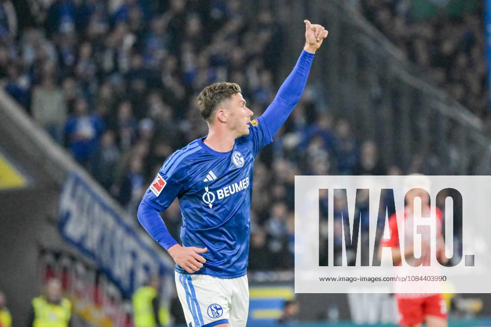Robin Gosens, FC Schalke 04, 08, gesturing (GER), SC Freiburg vs. Schalke 04, soccer, Bundesliga, Matchday 5, 2026–2027 season, October 11, 2026 DFL DFB regulations prohibit any use of photographs as image sequences and or quasi-video GER, SC Freiburg vs. Schalke 04, soccer, Bundesliga, Matchday 5, 2026–2027 season, October 11, 2026, Freiburg