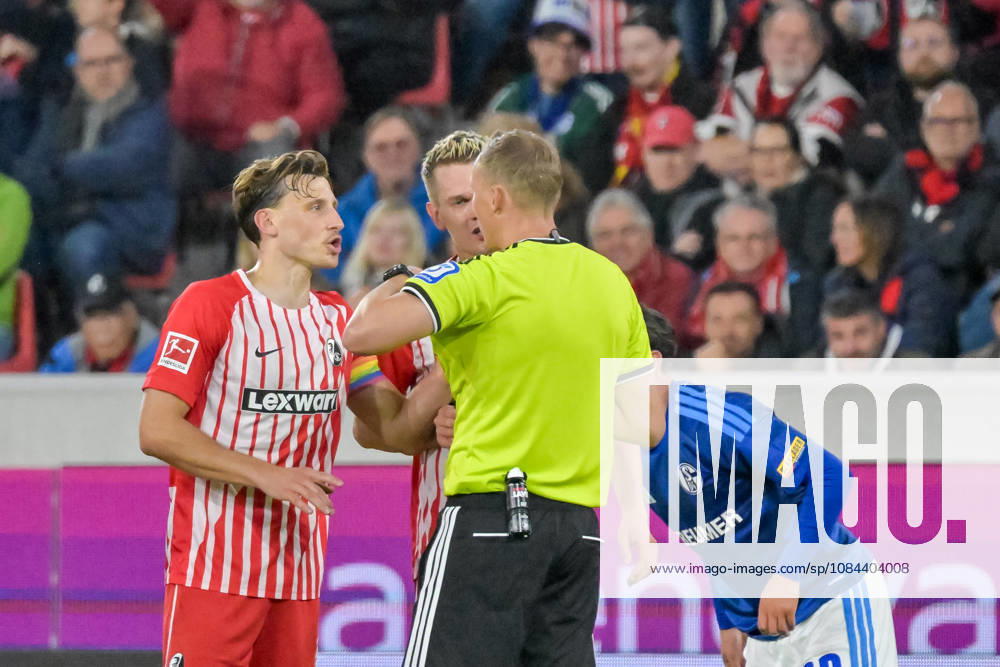 Maximilian Eggestein, SC Freiburg, 08, Martin Petersen, the referee, in conversation after Yuito Suzuki of SC Freiburg received a yellow-red card, 14 GER, SC Freiburg vs. Schalke 04, Soccer, Bundesliga, Matchday 5, 2026–2027 season, October 11, 2026 DFL DFB regulations prohibit any use of photographs as image sequences and or quasi-video, GER, SC Freiburg vs. Schalke 04, Soccer, Bundesliga, Matchday 5, 2026–2027 Season, October 11, 2026, Freiburg