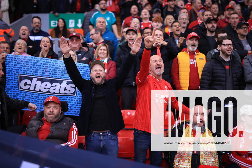Liverpool gegen Manchester City, 11. Oktober 2026, Premier League: Liverpool gegen Manchester City – Liverpool-Fans halten ein Transparent hoch, auf dem sie sich zu dem Urteil wegen finanzieller Verfehlungen von Manchester City äußern. Foto: Simon Stacpoole, Offside Liverpool, Großbritannien