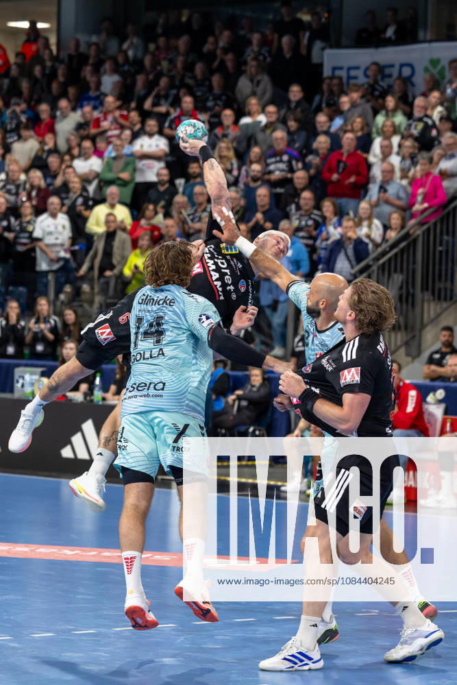 Marek Nissen, HC Erlangen, No. 06, in mid-air while shooting, GER, HC Erlangen vs. MT Melsungen, Handball, Opel Handball Bundesliga, Matchday 8, 2026–2027 season, October 11, 2026, GER, HC Erlangen vs. MT Melsungen, Handball, Opel Handball Bundesliga, Matchday 8, 2026–2027 season, October 11, 2026, Nuremberg