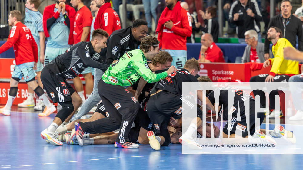 The Erlangen team rushes toward the goal scorer to secure the victory: Marek Nissen, HC Erlangen, October 6, 2026, HC Erlangen vs. MT Melsungen, Handball, Opel Handball Bundesliga, Matchday 8, 2026–2027 season, October 11, 2026, GER, HC Erlangen vs. MT Melsungen, Handball, Opel Handball Bundesliga, Matchday 8, 2026–2027 season, October 11, 2026, Nuremberg