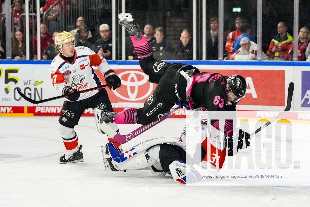 Ice Hockey: Penny DEL, Matchday 8—Cologne Sharks vs. Nuremberg Ice Tigers on October 11, 2026, at the Lanxess Arena in Cologne. Patrick Russell (Cologne), center, collides with Nuremberg goalie Niklas Treutle. According to the regulations of the DEL (German Ice Hockey League), the publication and further use of the footage in electronic media and on devices of any kind during the game is not permitted.