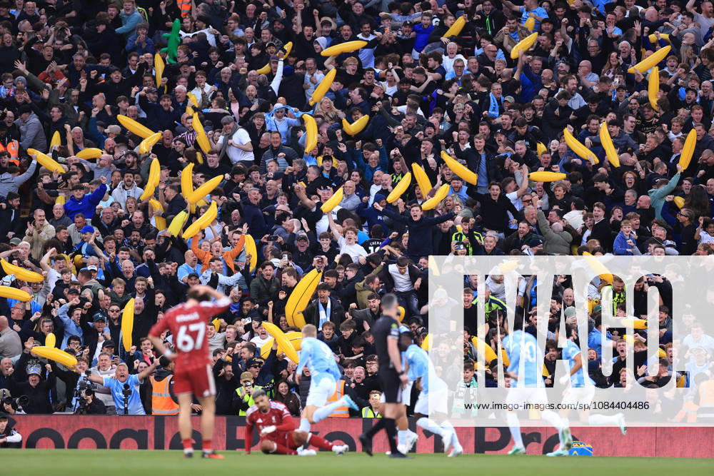 Liverpool gegen Manchester City, 11. Oktober 2026, Premier League, Liverpool gegen Manchester City: Fans von Manchester City feiern Erling Haalands Tor mit aufblasbaren Bananen. Foto: Simon Stacpoole, Offside Liverpool UK