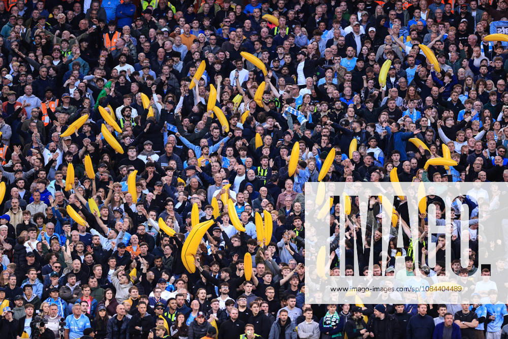 Liverpool gegen Manchester City, 11. Oktober 2026, Premier League, Liverpool gegen Manchester City, Fans von Manchester City halten aufblasbare Bananen hoch, Foto: Simon Stacpoole, Offside, Liverpool, Großbritannien