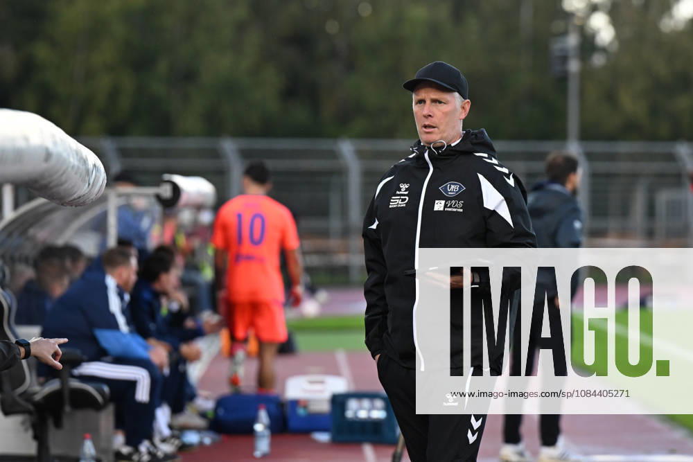 GER, Soccer, Regionalliga Nord, Matchday 13, 2026–2027 Season, Oldenburg, Marschweg Stadium, VfB Oldenburg vs. BSV Kickers Emden Marius EBBERS, VfB Oldenburg assistant coach, holding an iPad Oldenburg, Marschweg Stadium, Lower Saxony, Germany