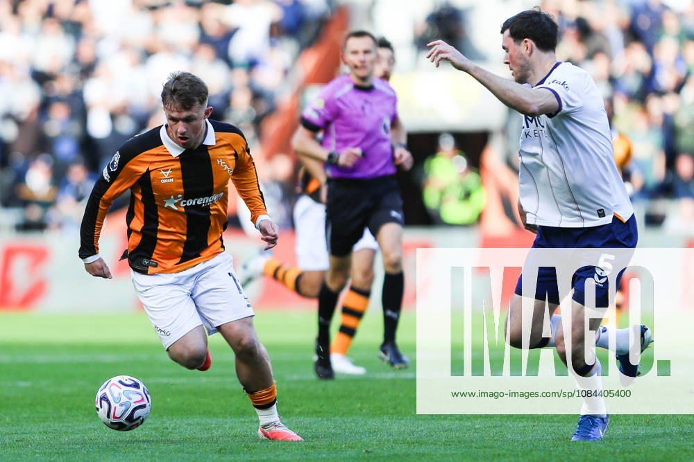 KINGSTON UPON HULL, ENGLAND, OCTOBER 11: Joe Gelhardt of Hull City (L) dribbles the ball away from Michael Keane of Everton FC (R) during a Premier League 2026-27 match between Hull City and Everton FC at the MKM Stadium on October 11, 2026 in Kingston Upon Hull, England. (Photo by Zach Forster Sports Press Photo)
