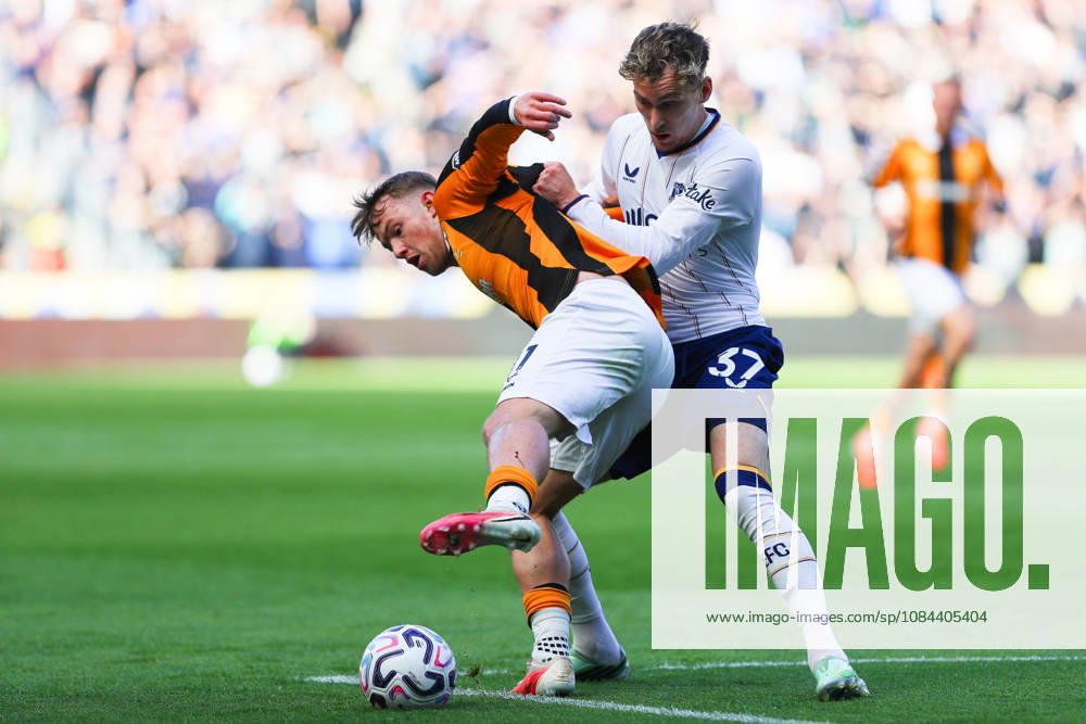 KINGSTON UPON HULL, ENGLAND, OCTOBER 11: Joe Gelhardt of Hull City (L) is pressured by James Garner of Everton FC (R) during a Premier League 2026-27 match between Hull City and Everton FC at the MKM Stadium on October 11, 2026 in Kingston Upon Hull, England. (Photo by Zach Forster Sports Press Photo)