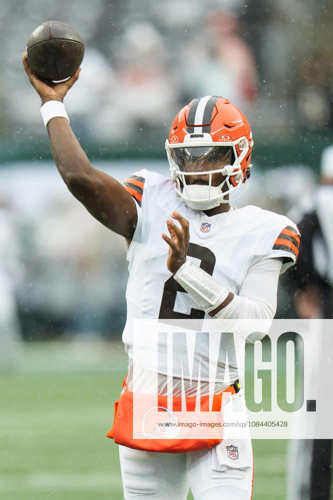 Oct 11, 2026; East Rutherford, NJ, USA; Cleveland Browns quarterback Shedeur Sanders (2) warms up prior to an NFL, American Football Herren, USA game against the New York Jets at MetLife Stadium. Mandatory Credit: -Cal Media East Rutherford USA - ZUMAc04_ 20261011_zma_c04_034