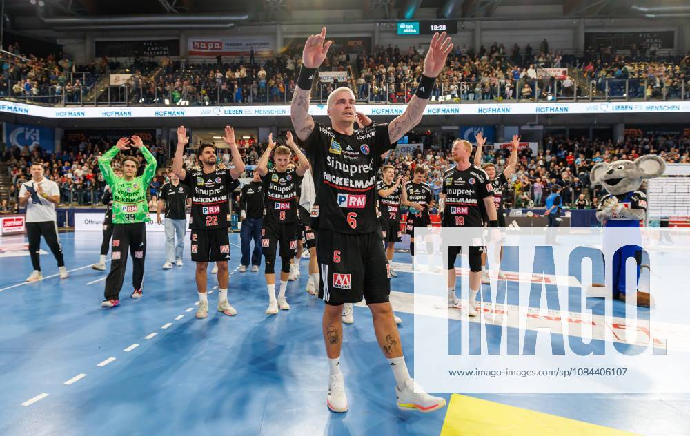Handball 1st Bundesliga OPEL HBL 2026–2027 Season, Matchday 8: HC Erlangen (Nuremberg Metropolitan Region) vs. HCE MT Melsungen Women s Team Cheering and joy after the game; the HCE team celebrating in a human chain. Cheerwave of cheers