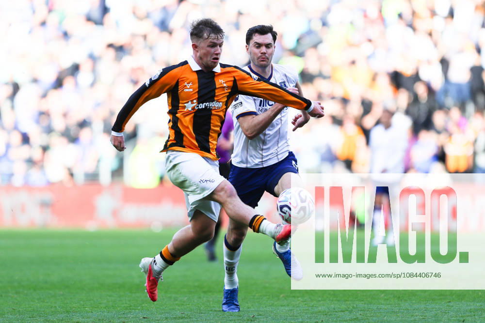 KINGSTON UPON HULL, ENGLAND, OCTOBER 11: Joe Gelhardt of Hull City (L) controls the ball away from Michael Keane of Everton FC (R) during a Premier League 2026-27 match between Hull City and Everton FC at the MKM Stadium on October 11, 2026 in Kingston Upon Hull, England. (Photo by Zach Forster Sports Press Photo)