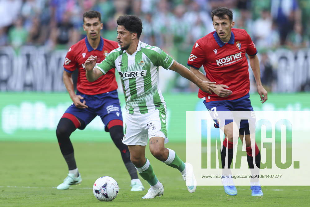 ESP: Real Betis - CA Osasuna. La Liga EA Sports. Matchday 8. Pablo Fornals of Real Betis and Ante Budimir and Lucas Torro of CA Osasuna during the La Liga EA Sports match between Real Betis and CA Osasuna played at La Cartuja Stadium on Oct 11, 2026 in Sevilla, Spain. kpng