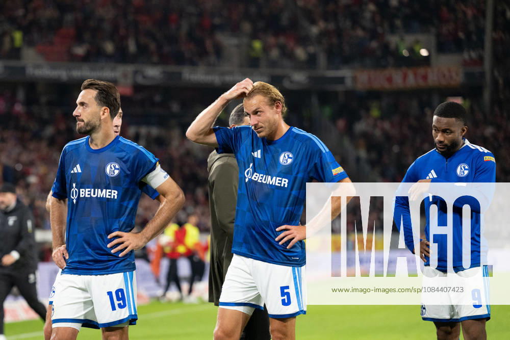 GER, Soccer, Men s, 1st Bundesliga, 2026–2027 season, Matchday 5, SC Freiburg vs. FC Schalke 04. Disappointment and frustration for Kenan Karaman of FC Schalke 04 after the final whistle, 19, Timo Becker, FC Schalke 04, 05, Moussa Sylla, FC Schalke 04, 09. DFB and DFL regulations prohibit any use of photographs as image sequences and or quasi-video. Freiburg Europa-Park Stadium, Baden-Württemberg, Germany