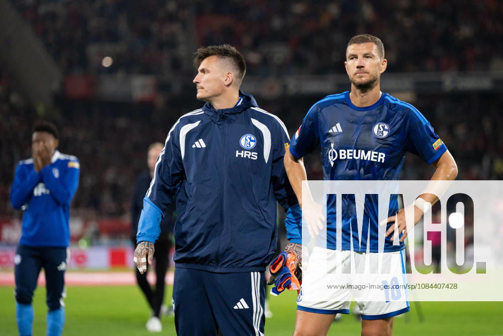 GER, Soccer, Men s, 1. Bundesliga, 2026–2027 Season, Matchday 5, SC Freiburg vs. FC Schalke 04. Disappointment and frustration for Kevin Mueller of FC Schalke 04, 22, Edin Dzeko, FC Schalke 04, 10. DFB and DFL regulations prohibit any use of photographs as image sequences and or quasi-video. Freiburg, Europa-Park Stadium, Baden-Württemberg, Germany