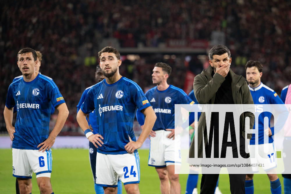 GER, Soccer, Men s, Bundesliga 1, 2026–2027 Season, Matchday 5, SC Freiburg vs. FC Schalke 04. Disappointment and frustration for Ron Schallenberg of FC Schalke 04 after the game, 06, Adil Aouchiche (FC Schalke 04), 24, Miron Muslic (FC Schalke 04), Head Coach. DFB and DFL regulations prohibit any use of photographs as image sequences and or quasi-video. Freiburg, Europa-Park Stadium, Baden-Württemberg, Germany