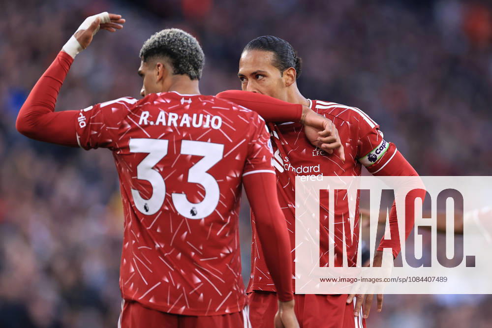 Liverpool gegen Manchester City, 11. Oktober 2026, Premier League, Liverpool gegen Manchester City, Ronald Araujo und Virgil van Dijk von Liverpool, Foto: Simon Stacpoole, Offside, Liverpool, Großbritannien