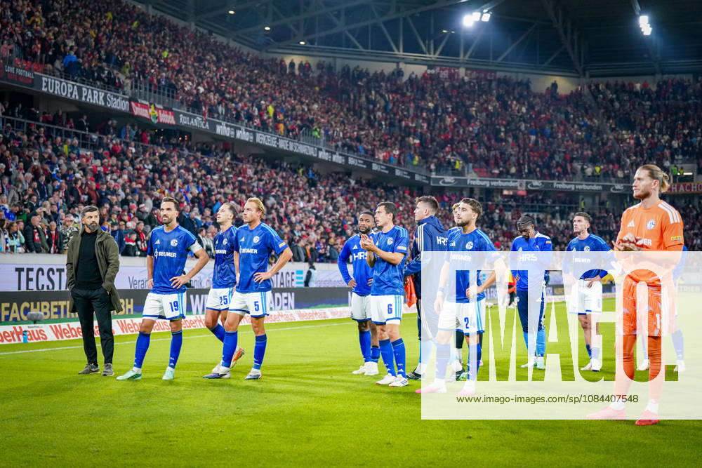 Germany Soccer Bundesliga 2026–2027, Matchday 5: SC Freiburg vs. FC Schalke 04 at Europa-Park Stadium in Freiburg. Disappointment among the Schalke players and coach Miron Muslic of FC Schalke 04 following the loss; Loris Karius of FC Schalke 04, 1