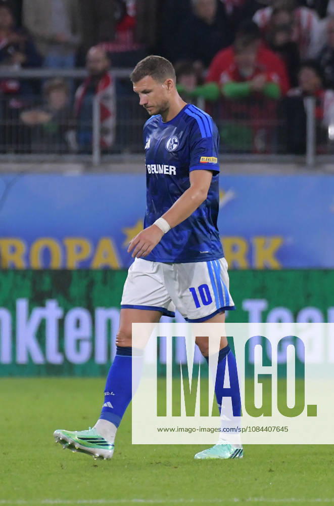 Soccer, Bundesliga 1, SC Freiburg vs. FC Schalke 04, Edin Dzeko (FC Schalke 04), disappointed, looking disappointed, disappointment, disappointment Freiburg