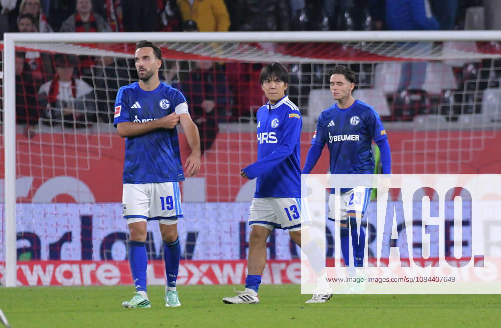 Soccer, Bundesliga 1, SC Freiburg vs. FC Schalke 04: Kenan Karaman (FC Schalke 04), Satoshi Tanaka (FC Schalke 04), Soufiane El Faouzi (FC Schalke 04), disappointed, looking disappointed, disappointment, disappointment Freiburg