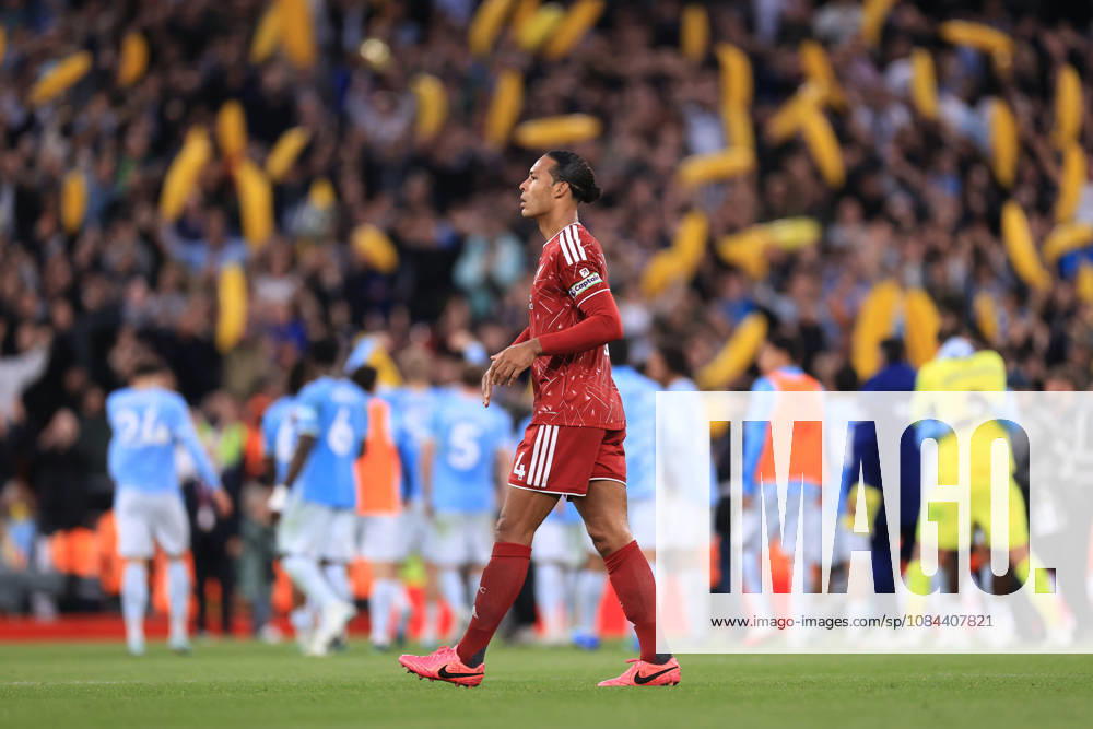 Liverpool gegen Manchester City, 11. Oktober 2026, Premier League: Liverpool gegen Manchester City – Virgil van Dijk von Liverpool wirkt niedergeschlagen. Foto: Simon Stacpoole, Offside Liverpool, Großbritannien