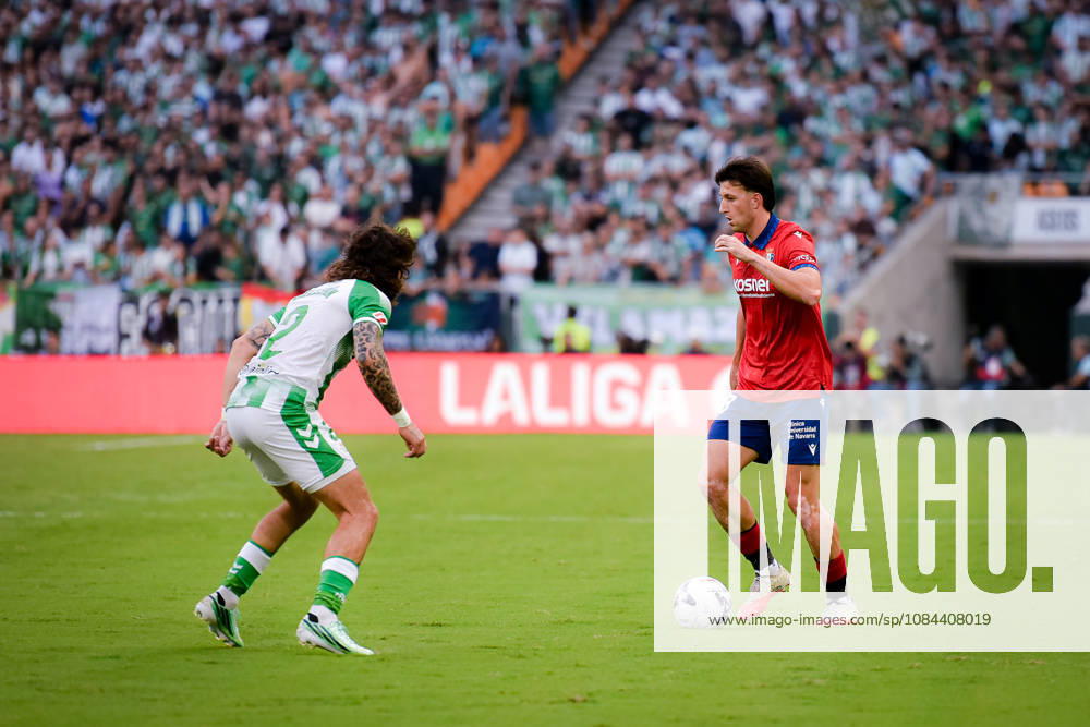 ESP LaLiga EA Sports Real Betis vs. CA Osasuna: Abel Bretones of Osasuna and Héctor Bellerín of Real Betis during the LaLiga EA Sports match between Real Betis and CA Osasuna, played at Benito Villamarín Stadium in Seville on October 11, 2026, in Spain. Spanish Soccer
