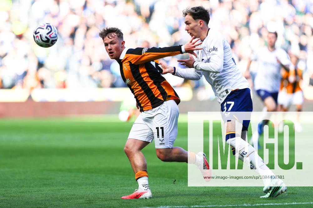 KINGSTON UPON HULL, ENGLAND, OCTOBER 11: Joe Gelhardt of Hull City (L) vies with James Garner of Everton FC (R) during a Premier League 2026-27 match between Hull City and Everton FC at the MKM Stadium on October 11, 2026 in Kingston Upon Hull, England. (Photo by Zach Forster Sports Press Photo)