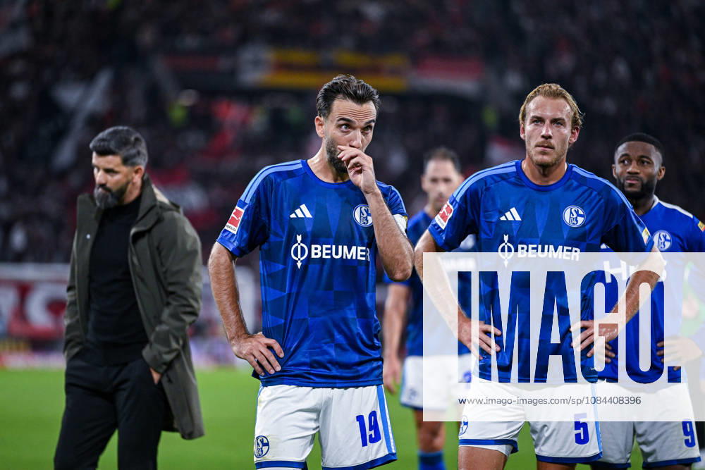 Soccer, 2026–2027 Season, Bundesliga, SC Freiburg vs. FC Schalke 04, The FC Schalke 04 players are disappointed after the final whistle; Coach Miron Muslic (FC Schalke 04), Kenan Karaman (FC Schalke 04), Timo Becker (FC Schalke 04); xRHR PHOTO YYx