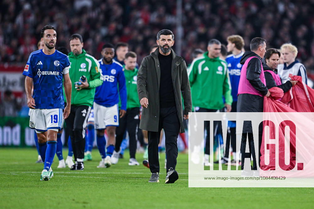 Soccer, 2026–2027 Season, Bundesliga, SC Freiburg vs. FC Schalke 04, The FC Schalke 04 players are disappointed after the final whistle; Kenan Karaman (FC Schalke 04), Coach Miron Muslic (FC Schalke 04) xRHR PHOTO YYx