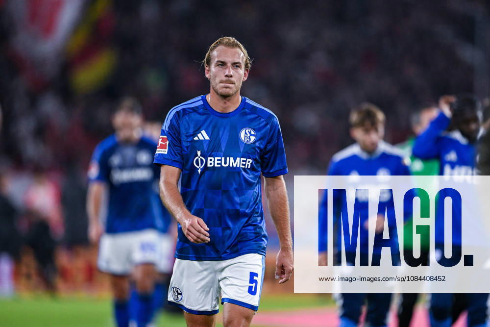 Soccer, 2026–2027 Season, Bundesliga, SC Freiburg vs. FC Schalke 04, The FC Schalke 04 players are disappointed after the game, Timo Becker, FC Schalke 04, xRHR, PHOTO YYx