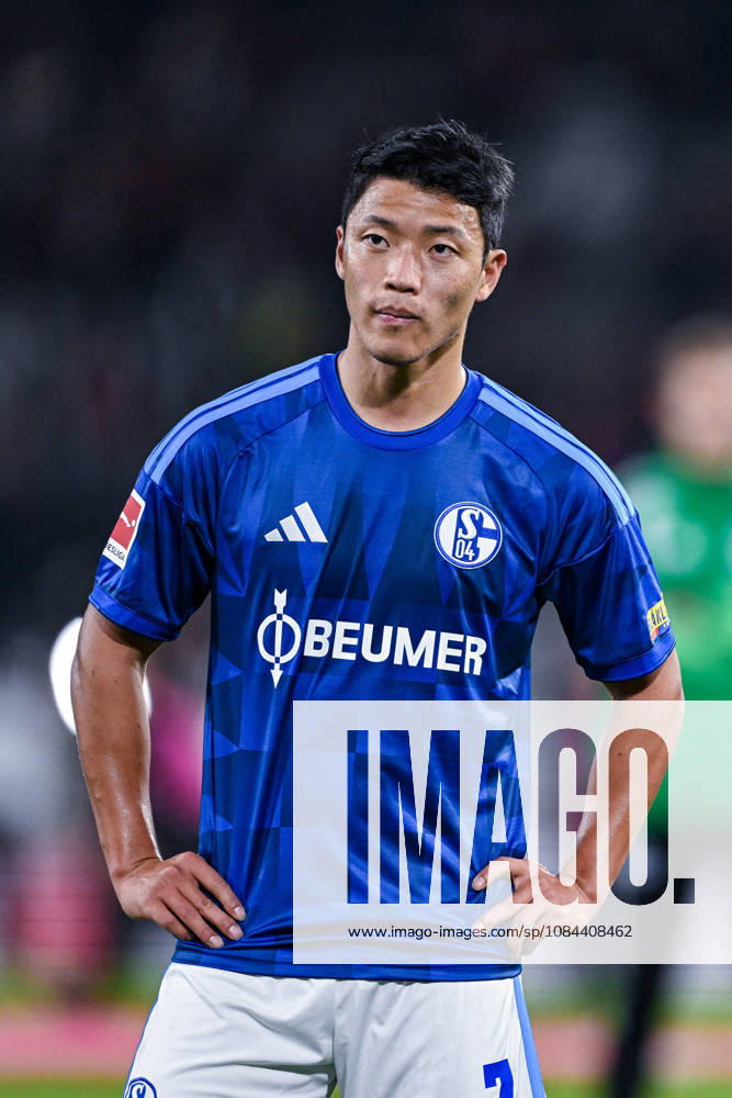 Soccer, 2026–2027 Season, Bundesliga, SC Freiburg vs. FC Schalke 04, The FC Schalke 04 players are disappointed after the final whistle; Hee-chan Hwang, FC Schalke 04. Photo: xRHR, YYx