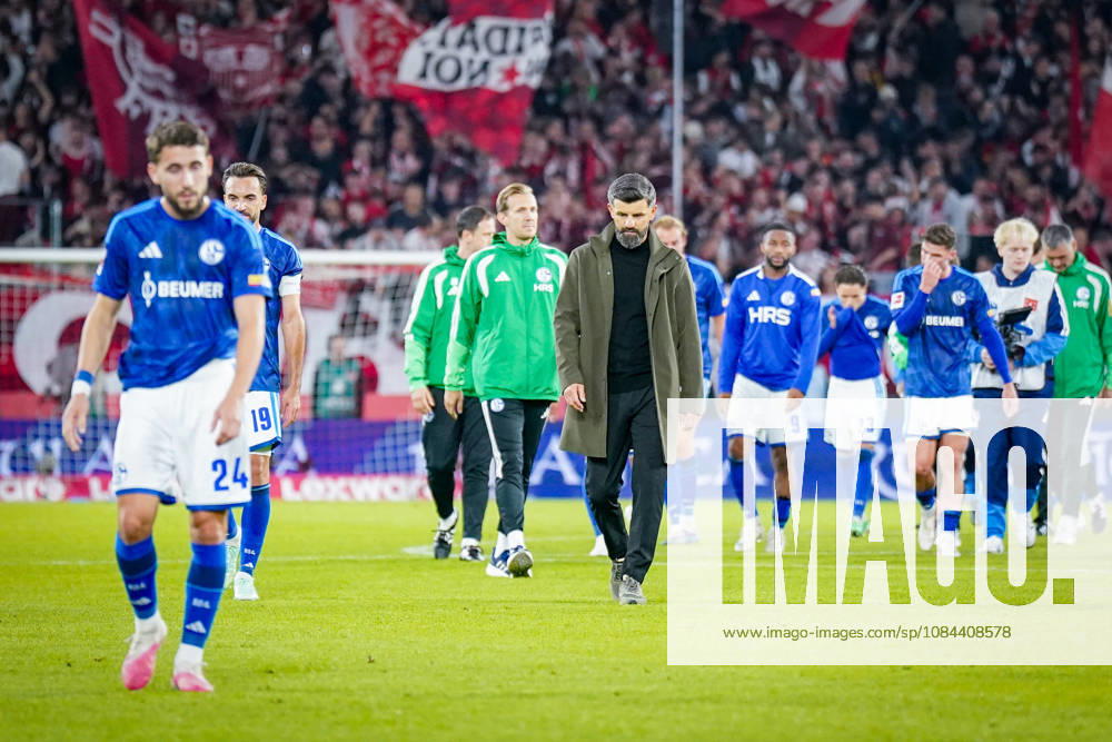 Germany Soccer Bundesliga 2026–2027, Matchday 5: SC Freiburg vs. FC Schalke 04 at Europa-Park Stadium in Freiburg; Miron Muslic, coach; FC Schalke 04 players with their heads down after the loss