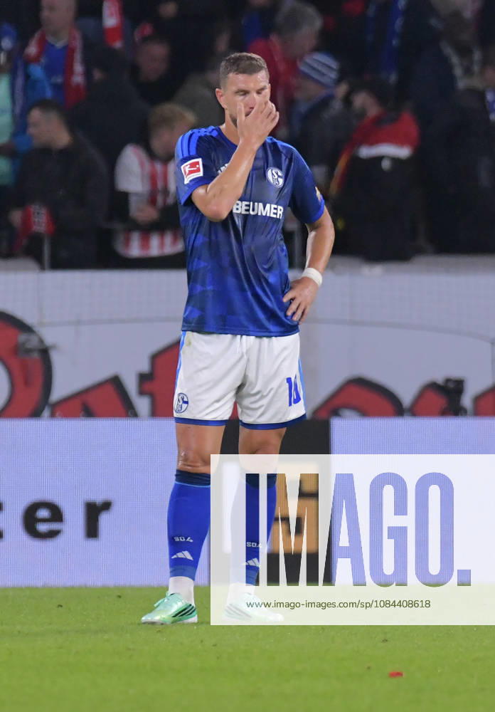 Soccer, Bundesliga 1, SC Freiburg vs. FC Schalke 04, Edin Dzeko (FC Schalke 04), disappointed, looking disappointed, disappointment, disappointment Freiburg