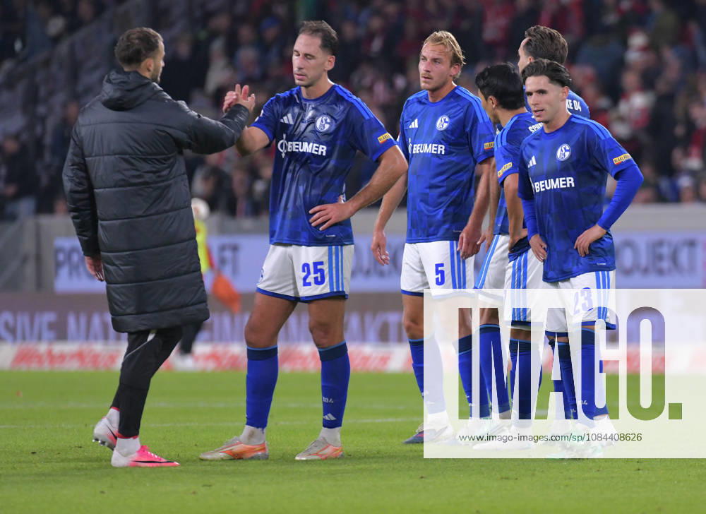 Soccer, Bundesliga 1, SC Freiburg vs. FC Schalke 04, Nikola Katic, FC Schalke 04, Timo Becker, FC Schalke 04; Hee-chan Hwang, FC Schalke 04; Soufiane El Faouzi, FC Schalke 04; looking disappointed, disappointment, disappointment. DFL and DFB regulations prohibit any use of photographs as image sequences and or quasi-video. Freiburg