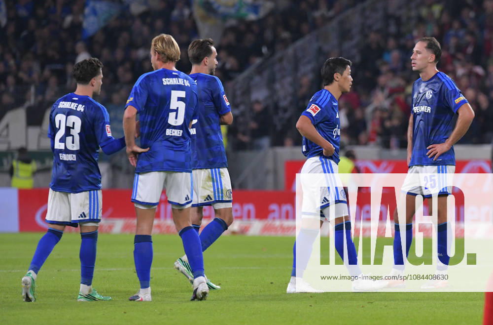 Soccer, Bundesliga 1, SC Freiburg vs. FC Schalke 04; Schalke looks disappointed, looking disappointed, disappointed, disappointment, Disappointment Freiburg