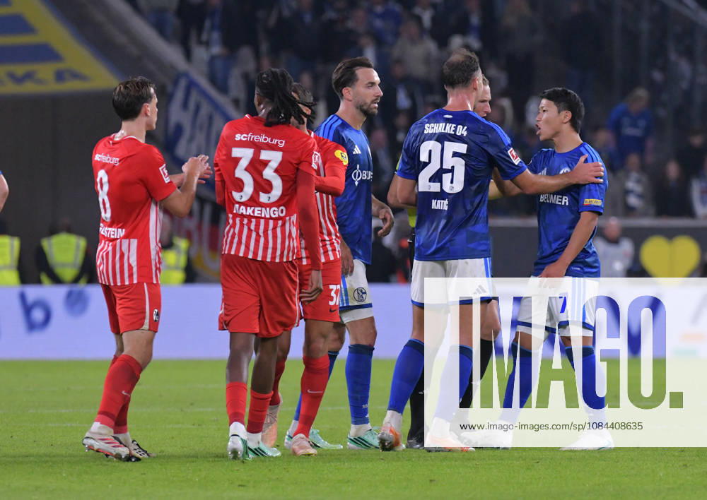 Soccer, Bundesliga 1, SC Freiburg vs. FC Schalke 04, Referee Martin Petersen, Hee-chan Hwang, FC Schalke 04, group formation, need for discussion, discussion, talking, protest, protesting after the final whistle. DFL and DFB regulations prohibit any use of photographs as image sequences and or quasi-video. Freiburg