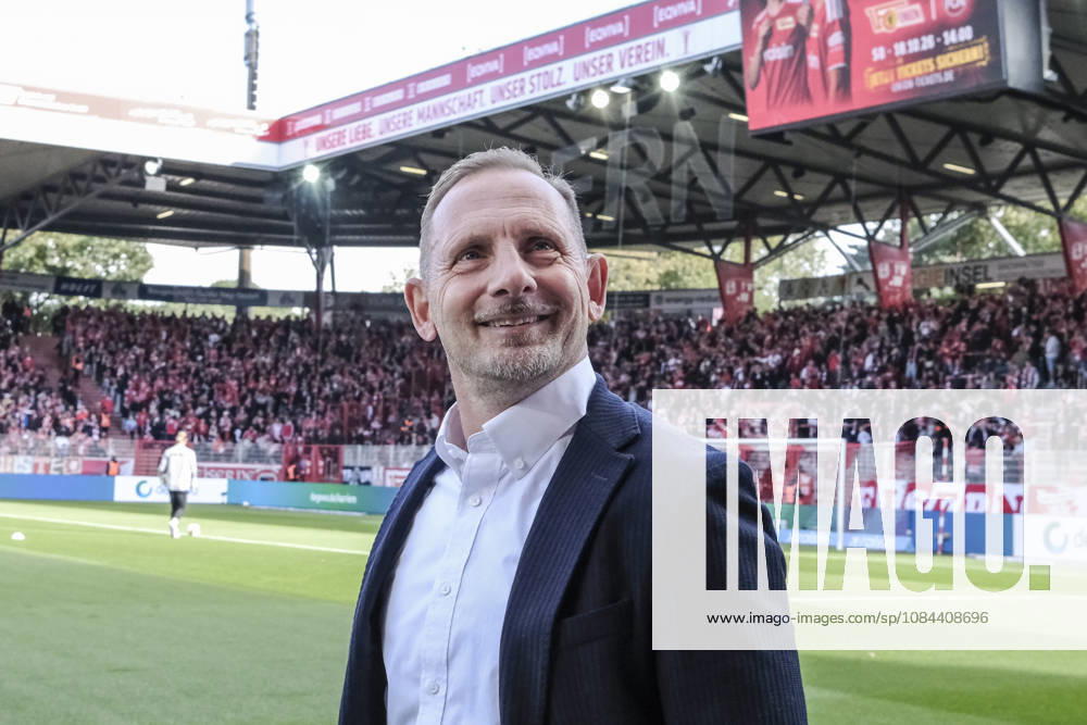 In the photo, from left: Mauro Lustrinelli, Union Berlin coach, looks pleased and confident toward the fan section, stands, GER, Berlin, soccer, 1. FC Union Berlin vs. SV Elversberg, at the Alte Försterei, October 10, 2026, DFB and DFL regulations prohibit any use of photographs as image sequences and or quasi-video,