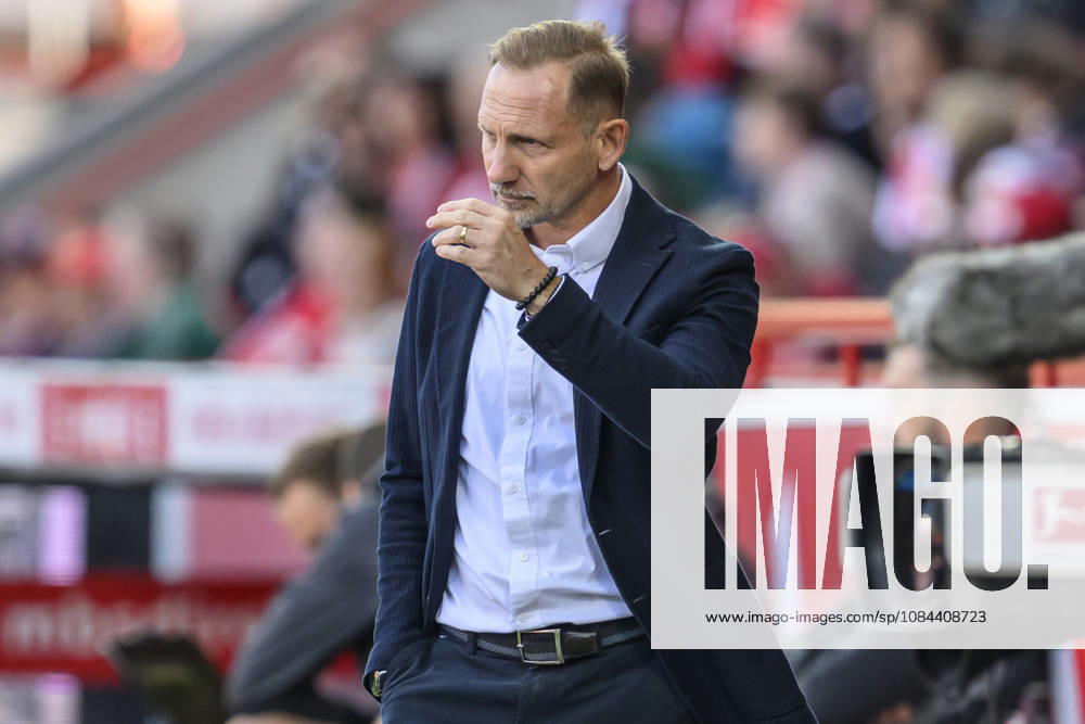 Pictured from left: Mauro Lustrinelli, Union Berlin, Coach, GER, Berlin, Soccer, 1. FC Union Berlin vs. SV Elversberg, at the Alte Försterei, October 10, 2026, DFB and DFL regulations prohibit any use of photographs as image sequences and or quasi-video,