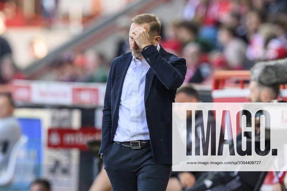 In the photo, from left: Mauro Lustrinelli, Union Berlin coach, looking sad, depressed, and angry; GER, Berlin, soccer, 1. FC Union Berlin vs. SV Elversberg, at the Alte Försterei, October 10, 2026, DFB and DFL regulations prohibit any use of photographs as image sequences and or quasi-video,