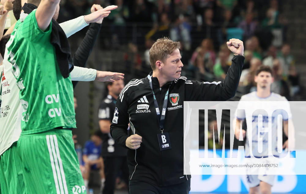 GER HBL 2026–2027 Season: Füchse Berlin vs. TBV Lemgo, October 11, 2026, MAX SCHMELING HALLE, Berlin; Nikolej KRICKAU, Füchse Berlin coach, cheers from the sidelines; confidence, fist, determination