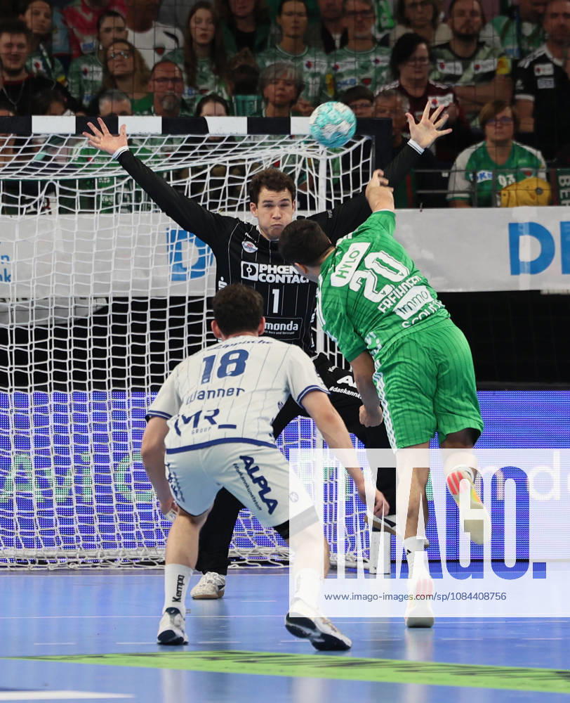 GER HBL 2026–2027 Season: Füchse Berlin vs. TBV Lemgo, October 11, 2026, MAX SCHMELING HALLE, Berlin; Tim FREIHÖFER of Füchse Berlin 20 takes a seven-meter throw against Constantin MÖSTL of TBV Lemgo Lippe 1