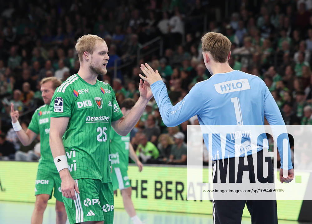 GER HBL Season 2026–2027: Füchse Berlin vs. TBV Lemgo, October 11, 2026, MAX SCHMELING HALLE, Berlin, Matthes LANGHOFF (Füchse Berlin) 25, Lasse LUDWIG (Füchse Berlin) 1, High-five, Team Spirit