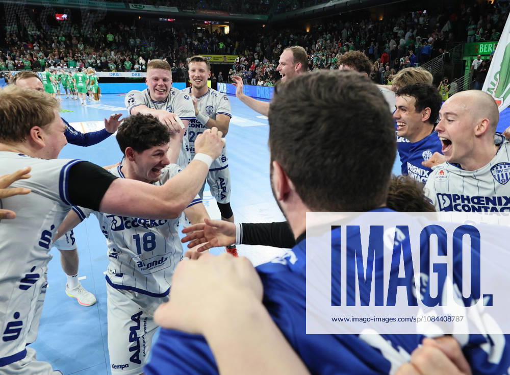 GER HBL Season 2026–2027: FÜCHSE Berlin vs. TBV Lemgo, October 11, 2026, MAX SCHMELING HALLE, Berlin; the TBV Lemgo Lippe team celebrates its road win against FÜCHSE Berlin—cheers, dancing, and excitement