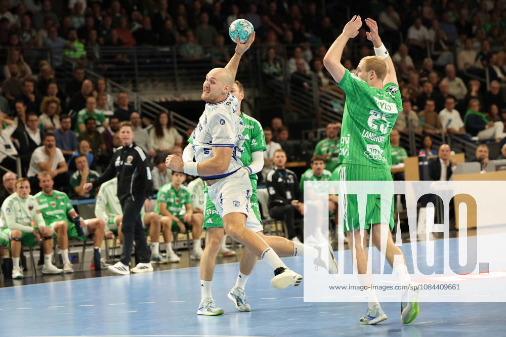 Handball, Opel HBL, 2026–2027 Season, 1 HBL, Füchse Berlin vs. TBV Lemgo Lippe, Max Schmeling Hall, Christian O’Sullivan (TBV Lemgo Lippe), No. 9 on the attack against Matthes Langhoff (Füchse Berlin), 25 Berlin Deutschkand
