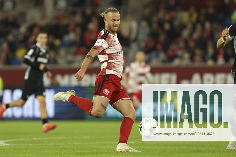 Jorrit Hendrix of Fortuna Düsseldorf in action, on the ball, making a solo play during the 3. Liga match between Fortuna Düsseldorf and SC Verl at the Merkur Spiel Arena on October 11, 2026, in Düsseldorf, Germany. Photo by Oliver Kaelke, DeFodi Images. Jorrit Hendrix of Fortuna Düsseldorf controls the ball during the 3. Liga match between Fortuna Düsseldorf and SC Verl at Merkur Spiel Arena on October 11, 2026 in Düsseldorf, Germany. Photo by Oliver Kaelke, DeFodi Images. DFB and DFL regulations prohibit any use of photographs as image sequences and or quasi-video. Photo by Oliver Kaelke, DeFodi Images.
